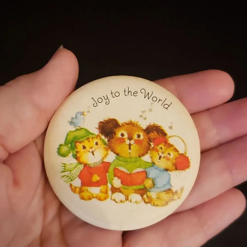 Vintage Hallmark "Joy To The World" Cats & Dog Caroling Christmas Holiday Pin